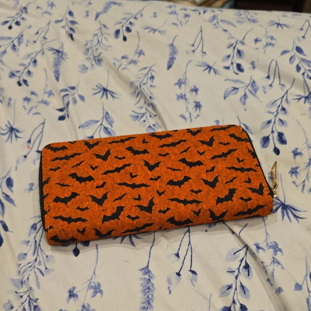 ❤️5/$25 Nwot Orange and Black Bat Pattern Wallet